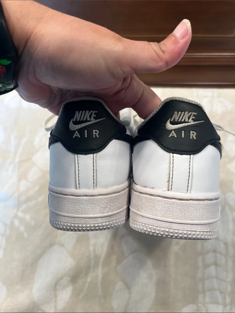 Nike Air Force 1 '07 Low sneakers a white leather upper, black Nike youth, 4.5Y